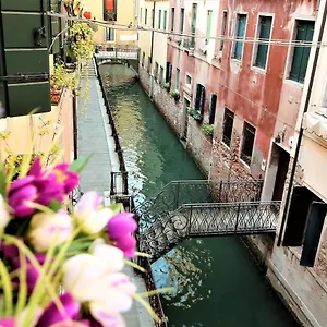 https://charming-canal-view-san-marco-apartment.hotelslidodijesolo.com